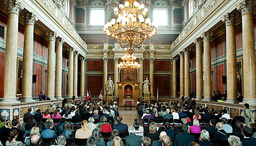 Großer Festsaal an der Universität Wien während einer Abschlussfeier.