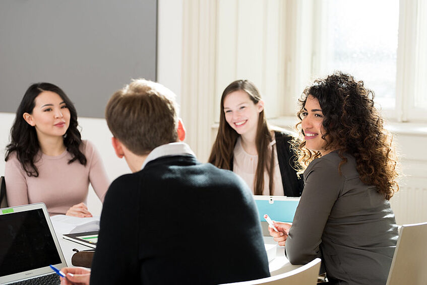 Studierende arbeiten gemeinsam