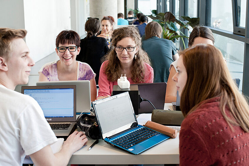 Studierende haben eine Gruppenbesprechung.