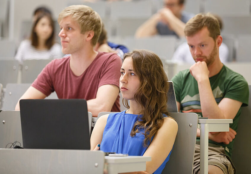 Students are sitting in a lecture hall.