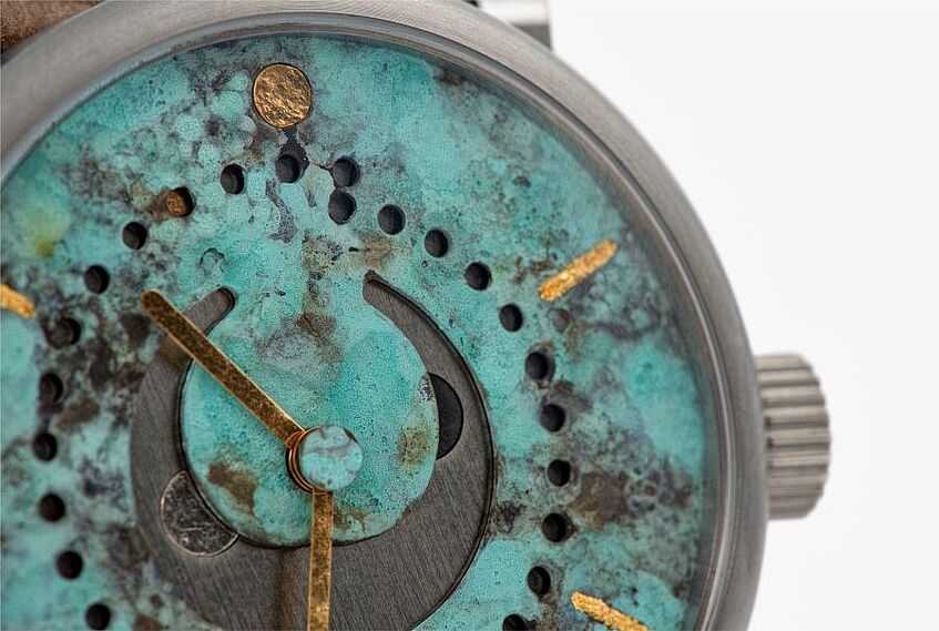 Foto zeigt Armbanduhr in antikem Stil.