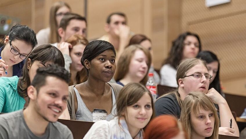 Foto zeigt Studierende in einem Hörsaal.