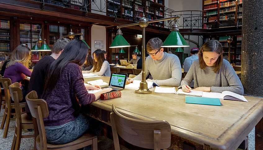 Studenten beim Lernen im Großen Lesesaal der Hauptbibliothek.