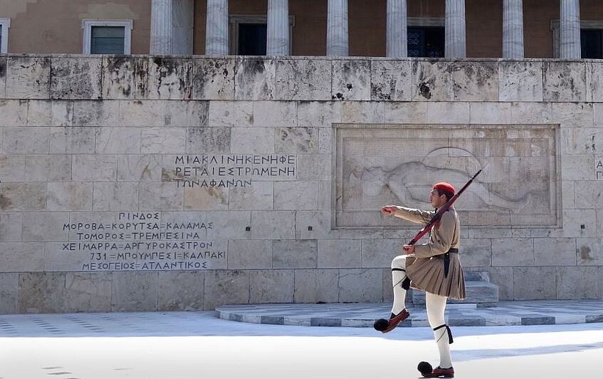 Soldat auf dem Syntagma-Platz vor dem griechischen Parlament.