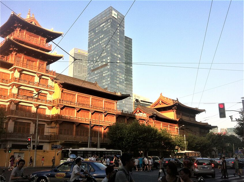 Foto von moderner und traditioneller chinesicher Architektur nebeneinander.