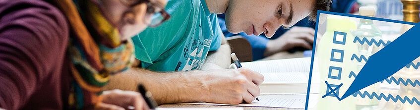 Foto zwei Studenten machen Notizen, kleiner Grafikteil mit Kästchen und Kreuzen