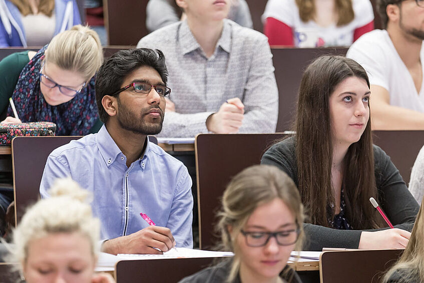 Studierende sitzen in einem Hörsaal.