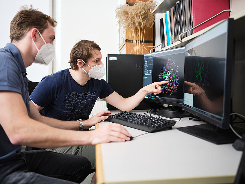 Studierende arbeiten im Labor am Computer