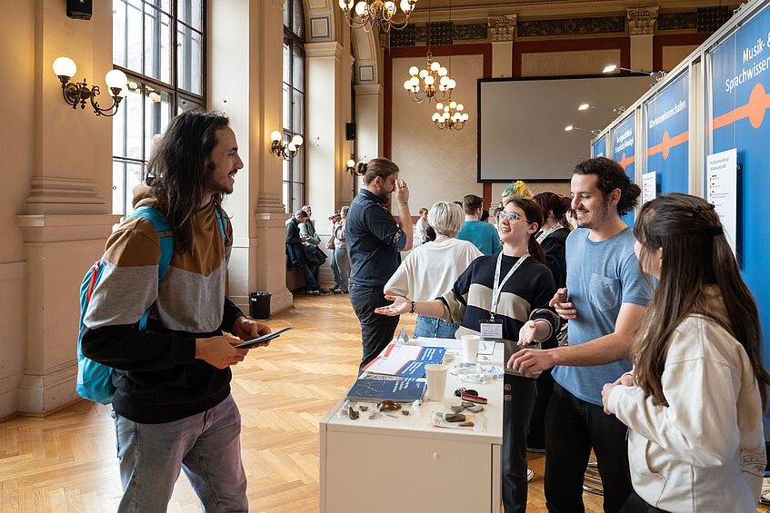 Besucher:innen und Messestände bei uniorientiert 2025