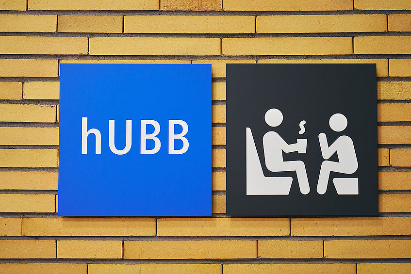 © Markus Korenjak hUBB Schild mit hUBB und Schild mit Symbol: Kommunikationszone