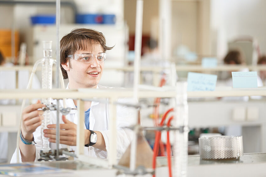 Scientist in the laboratory makes an experiment