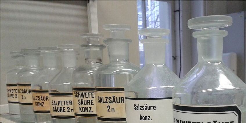 Glass vessels for chemical substances.