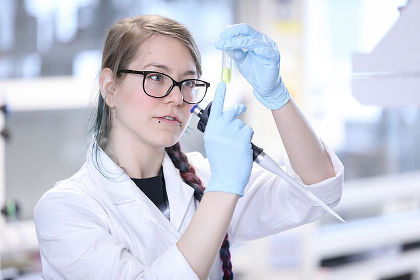 Student in the laboratory.