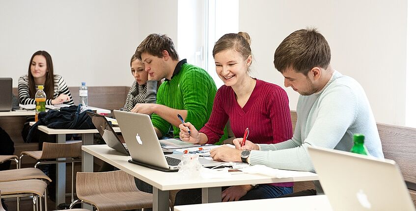 Studierende lernen in der Mensa am OMP.