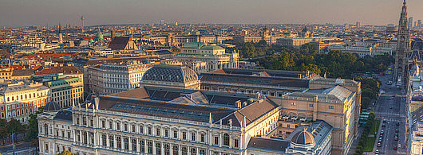 Blick auf das Hauptgebäudes der Universität Wien von oben