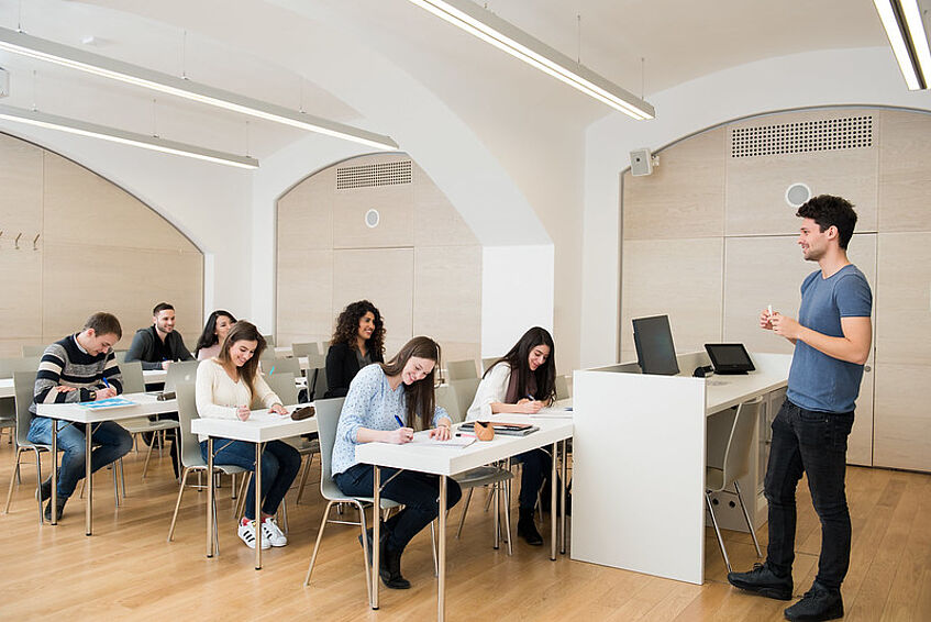 Vortragender vor Studierenden im Seminarraum.