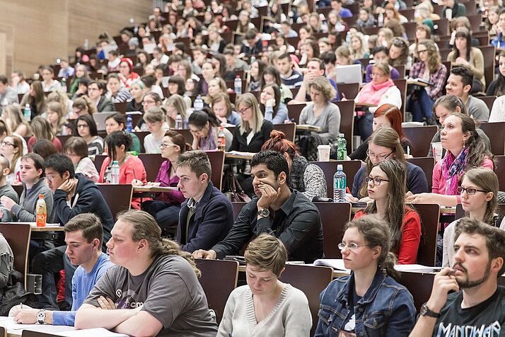 Studierende sitzen in einem Hörsaal.