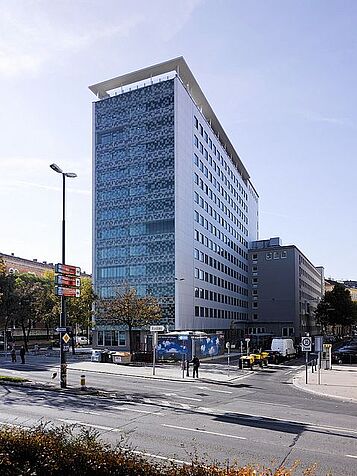 Gebäude der Fakultäten für Mathematik und Wirtschaftswissenschaften am Oskar-Morgenstern-Platz.