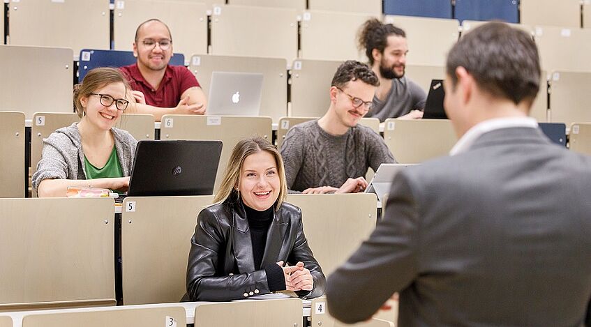 Students and lecturer in lecture hall at Oskar-Morgenstern-Platz 1