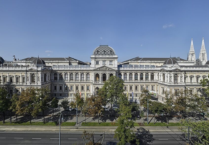 Frontansicht des Hauptgebäudes der Universität Wien