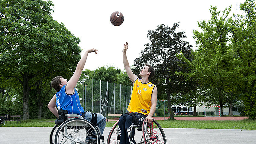 Zwei Rollstuhl-Basketballer beim Spielen