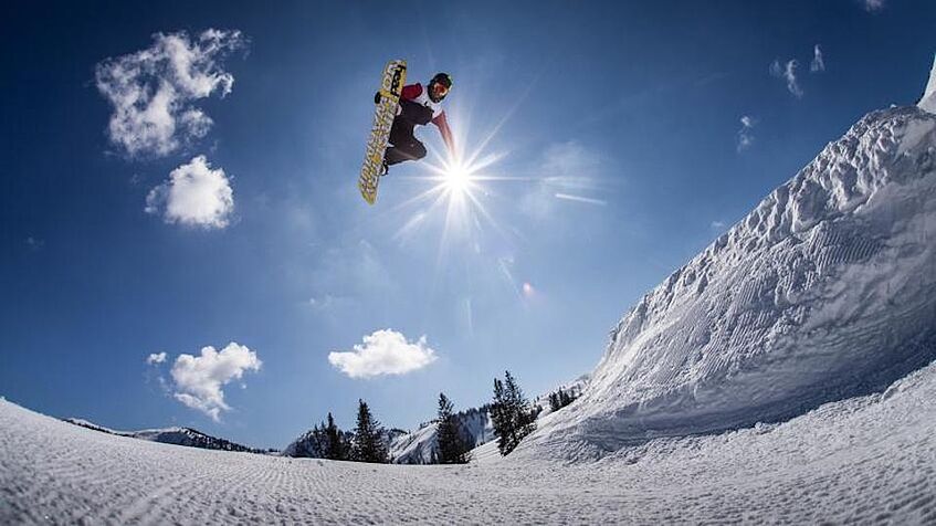 Snowboarder im Sprung