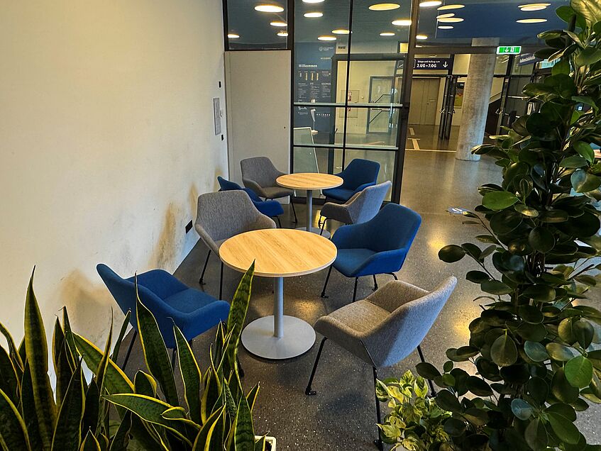 Student Space W29 - Warteraum mit Sessel und Tische