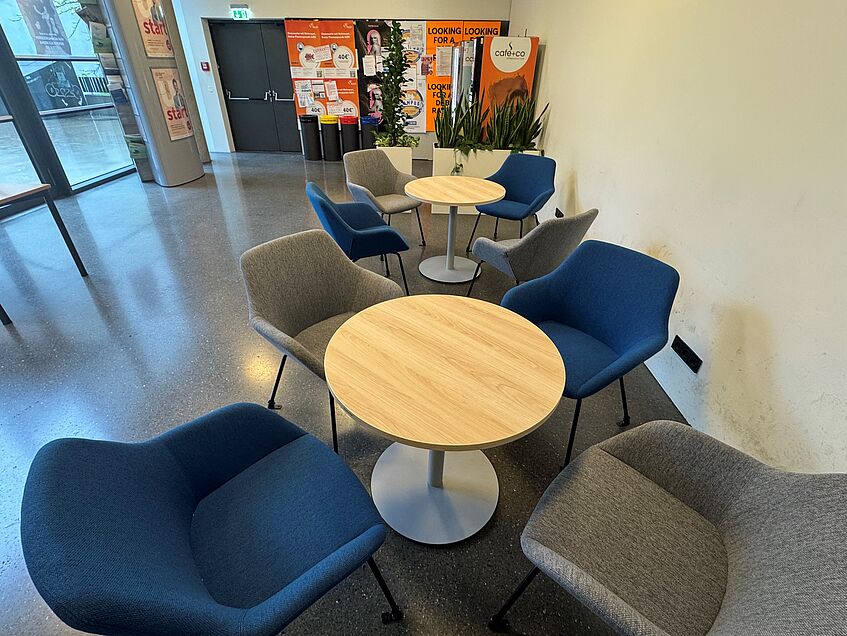 Student Space W29 - Warteraum mit Sessel und Tische