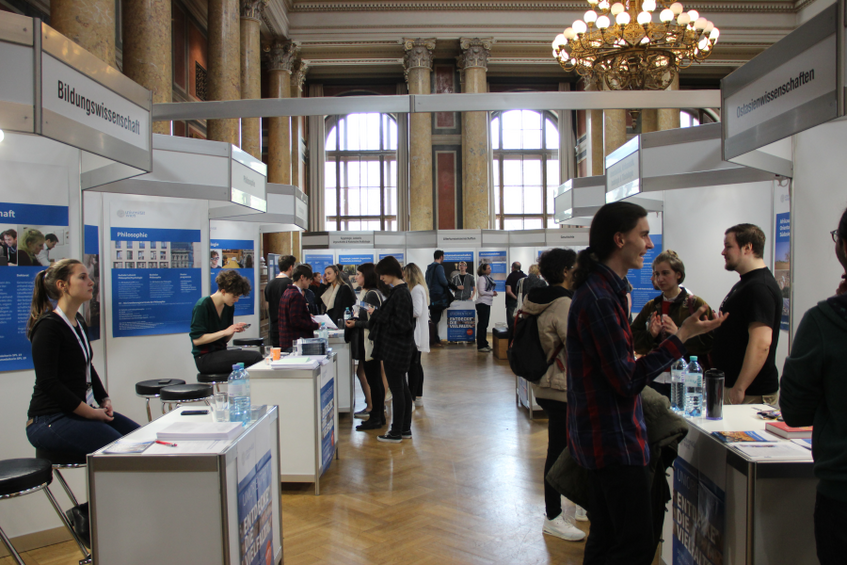 Information stalls and visitors at the UniOrientiert.