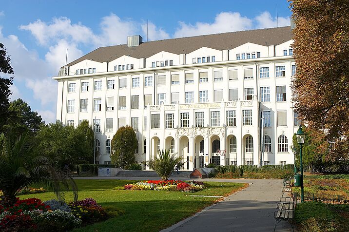 University building in the Franz-Klein-Gasse 1.
