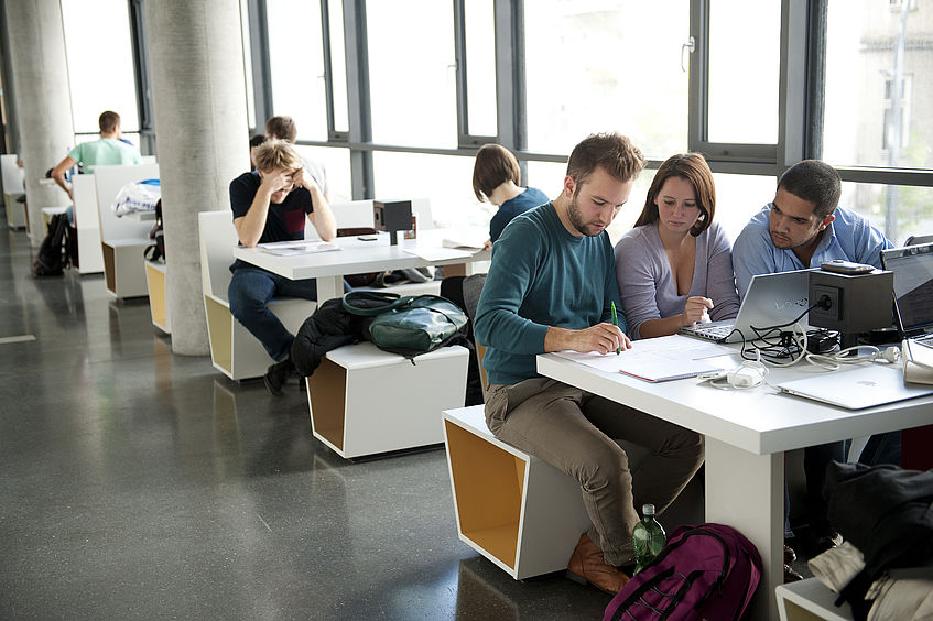 Studierende beim Lernen in der Lernzone.