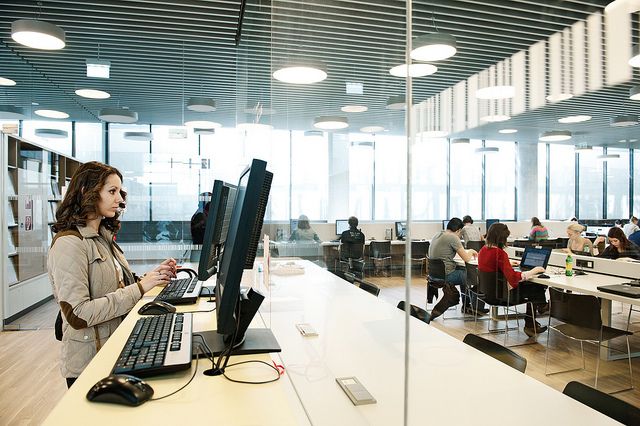 Eine Studentin benutzt den Computer in der Fachbereichsbibliothek der PKW und Informatik.